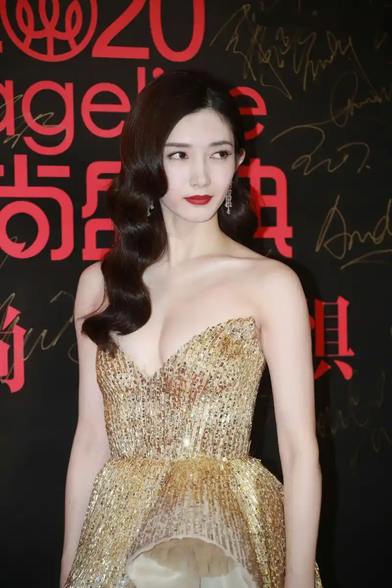 江疏影一身金色抹胸礼服,性感优雅,火辣身材美出新高度.