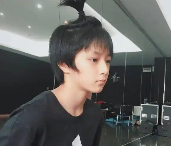 刘耀文迎来十六岁生日,发文告别十五岁,创作新歌送给大家_个子_因为