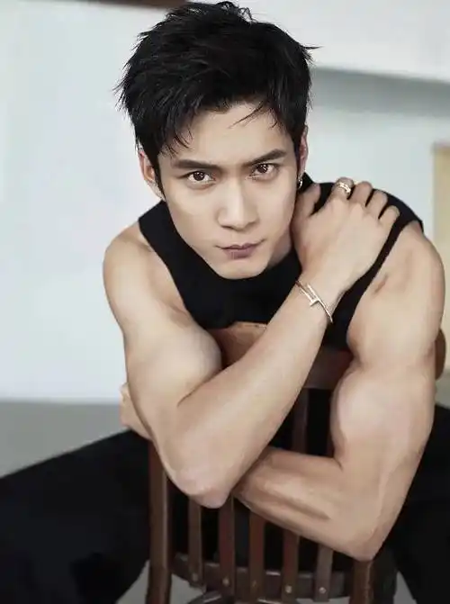 当男明星开始秀肌肉:白敬亭洗澡曝光,杨洋王一博半裸出镜!