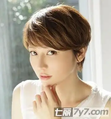 职场女性干练短发发型图片