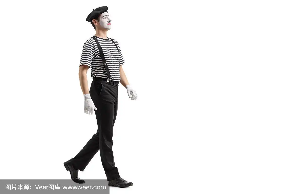 一个哑剧演员走路的完整长度的侧面照片