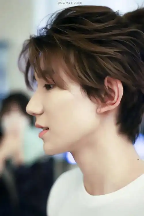 高颜值侧颜照大赛 品品王源精致的下颌线