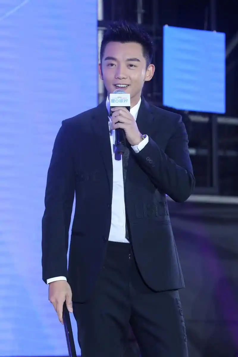 组图:郑恺帅气亮相嘉年华 暖心为粉丝梳理头发_高清图集_新浪网