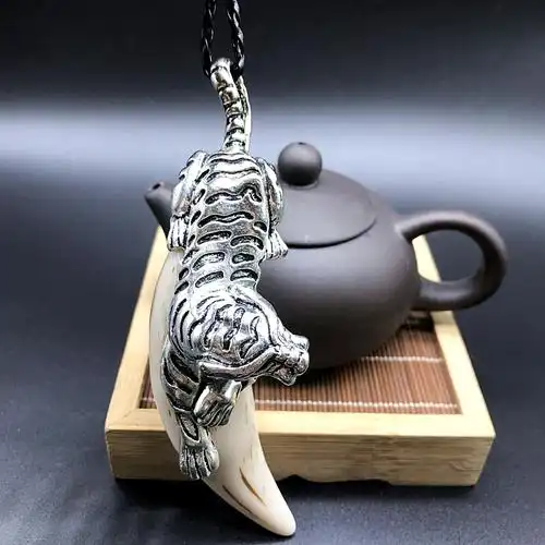 厂家直销精美仿古做旧骨雕牙雕挂件白铜老虎头镶牙齿吊坠挂饰