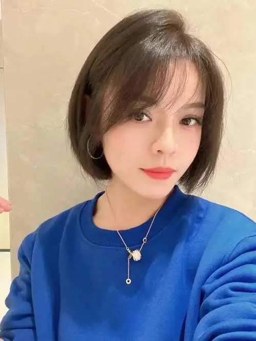 时尚齐刘海中短发发型图片_时尚短发发型_女性秀场时尚短发发型图片