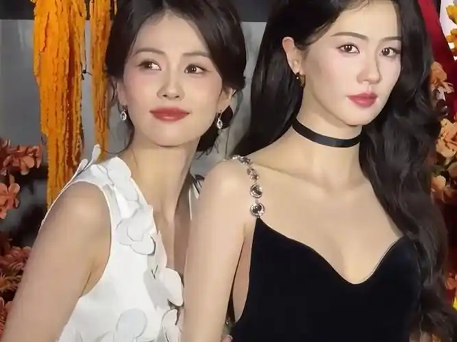 白鹿和李一桐的蜡像合影