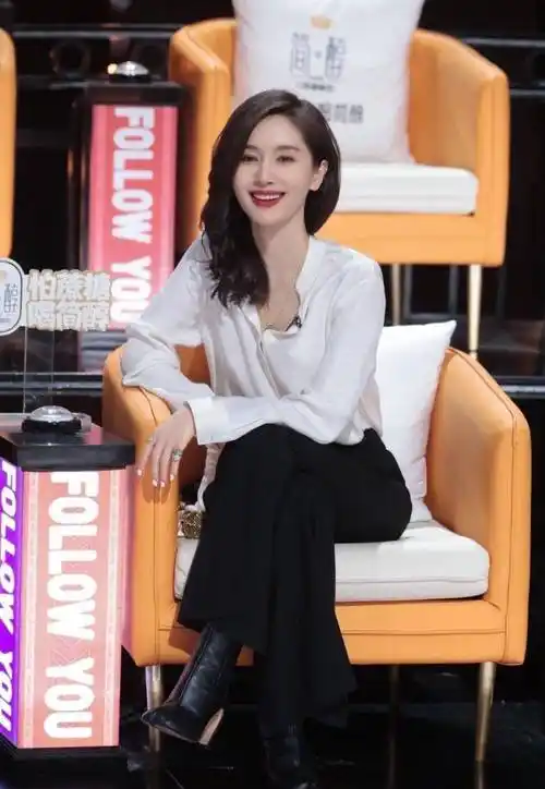 短发的,柔美的波浪可以搭配微卷的八字刘海,也可以搭配王子文这款发型