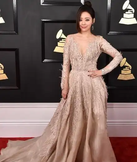 张靓颖放开了穿礼服胸前露多半也不怕还好气质不低俗