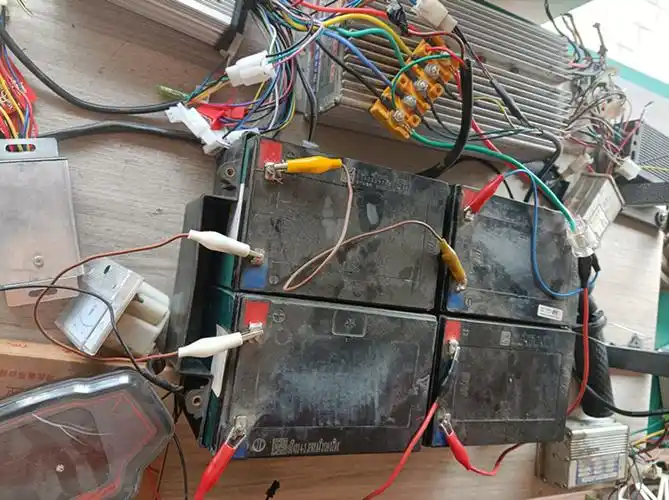 4个12v电瓶并联24v怎么接(电瓶并联和串联接线图解)