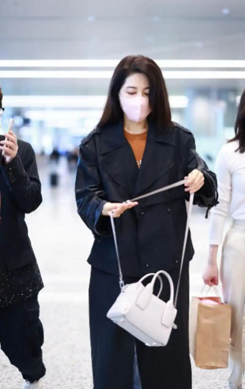 曾黎机场街拍,黑色风衣简约低调!#曾黎