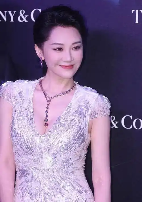 52岁许晴近照穿紧身连衣裙身材火辣半老徐娘装少女