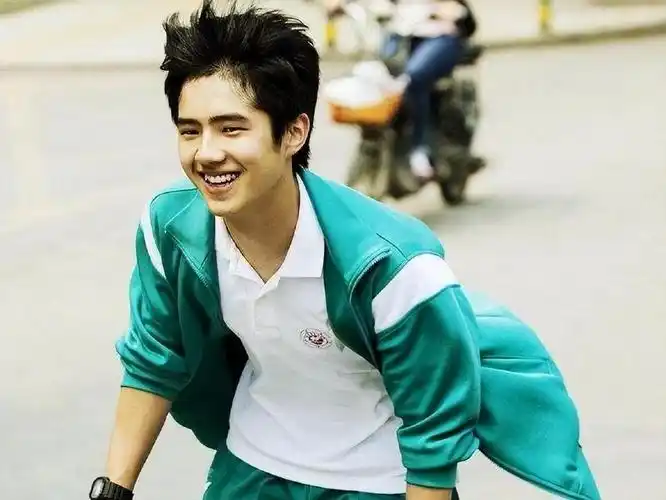 刘昊然原名刘源,1997年出生,2014年凭借《北京爱情故事》正式出道.