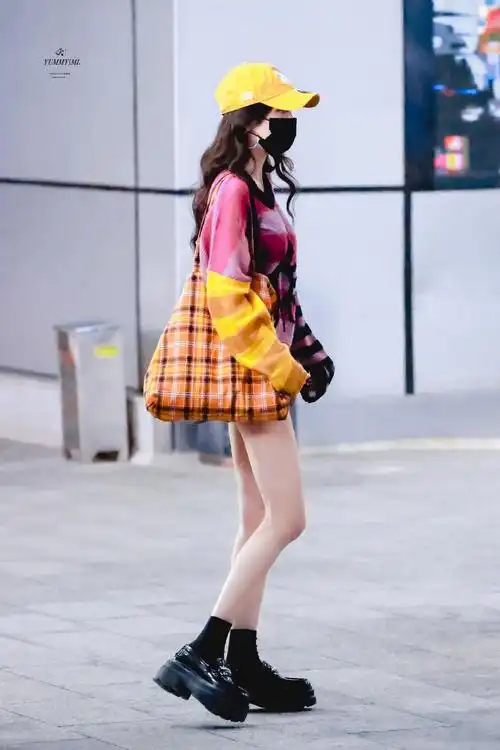 组图:杨幂机场私服青春活泼 多巴胺穿搭大秀美腿_高清图集_新浪网