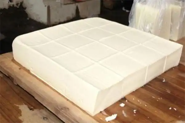 卤水豆腐又称盐卤豆腐,老豆腐,胆水豆腐,东北称为卤水大豆腐.