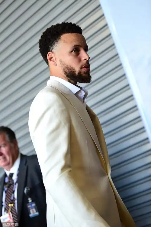 勇士将帅抵达球馆!库里白色西服正装出席 考神夏威夷风抢镜