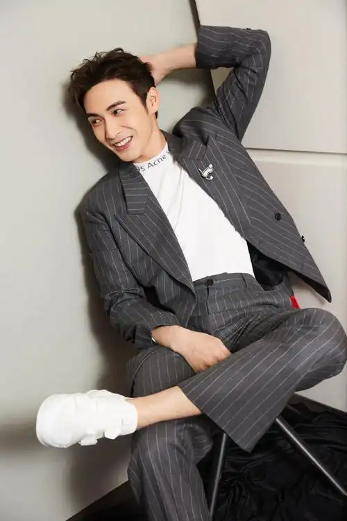 简介:张彬彬vogue服饰与美容活动照图片,分享一组张彬彬图片给大家,图