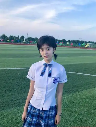 16岁林妙妙摘下眼镜美到认不出,大眼睛高鼻梁,清纯度不输沈月