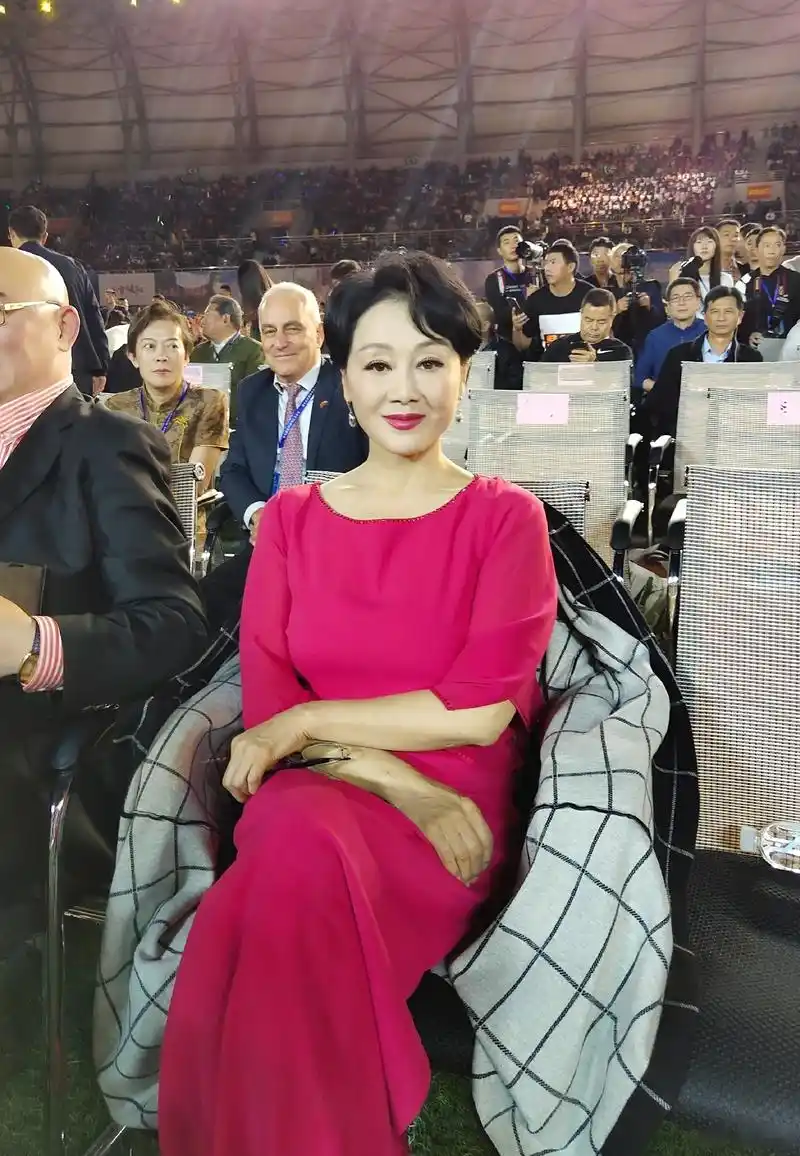 今天在临沧参加第七届亚洲微电影节"金海棠奖"颁奖典礼,成美丽冻人了!