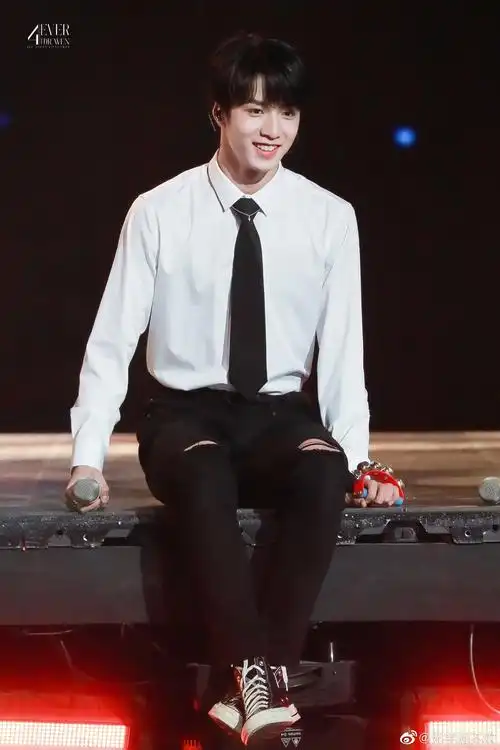 刘耀文演唱演唱会会同上衣长袖白色衬衫领带男女衬衫