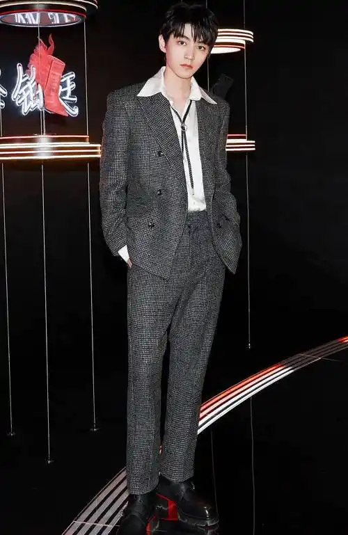 特别是当他穿上西装时,真的太帅了!