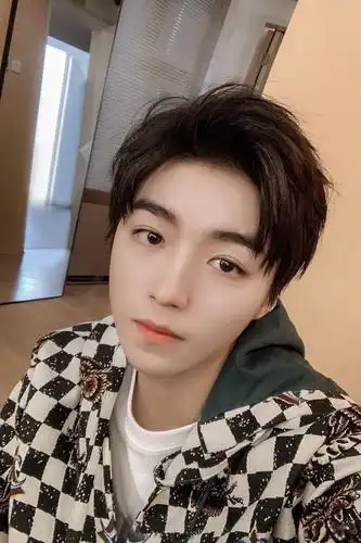 论拍摄角度有多重要 来看王俊凯360°无死角自拍