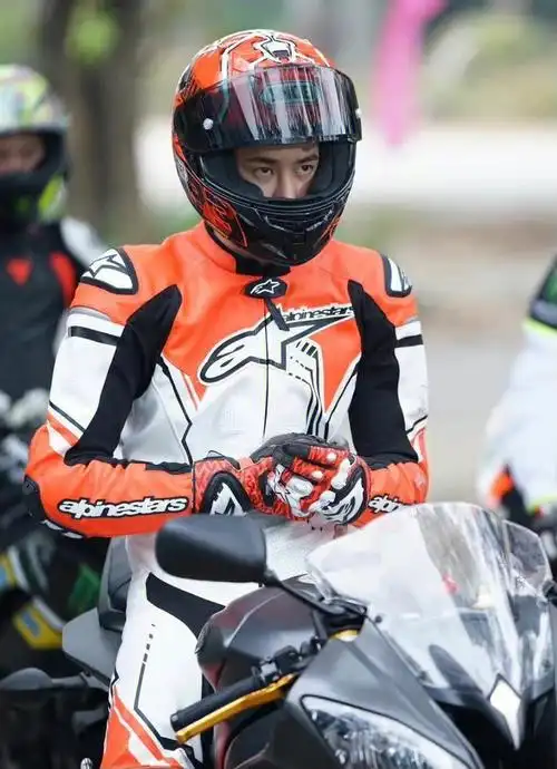 王一博机车男孩