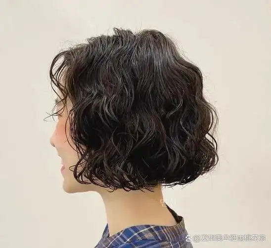 下面这款齐耳短发烫发是一款又a又飒的发型,可爱感十足,这款发型也是