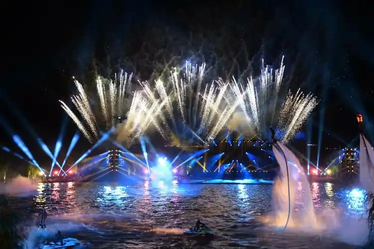 看水上火舞表演水城三国小镇游人如织