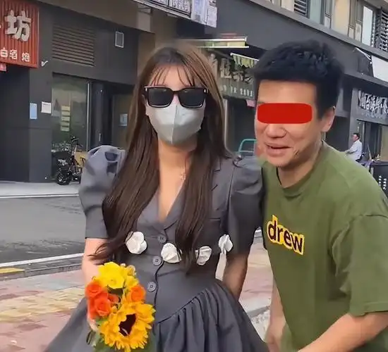 被逼男扮女装穿高跟鞋去逛街:穿黑丝和辣妹装(11)