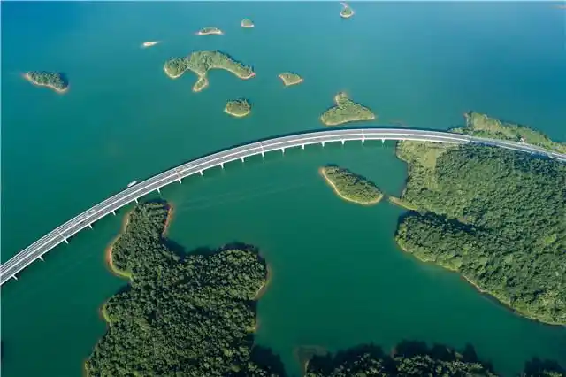 这是7月17日清晨拍摄的江西九江市庐山西海水上公路(无人机拍摄).