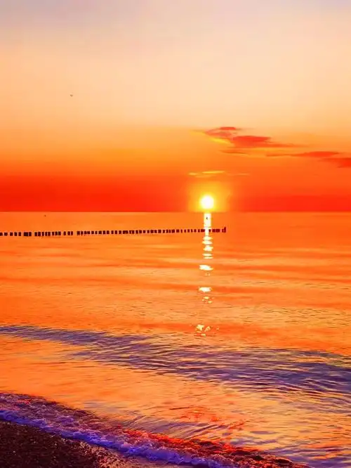 大海被太阳染成了红色