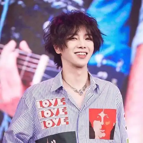 嘟嘴卖萌笑容温暖的"可爱花"——华晨宇.忒!