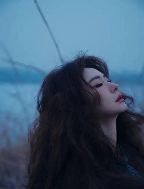 戚薇红色爆炸卷发