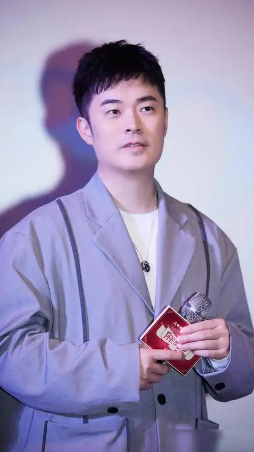 演员陈赫综艺感爆棚气氛担当来看写真照吧