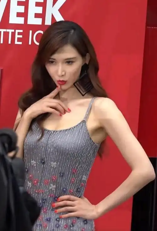 49岁林志玲的近照美丽妖娆被嘲俗气网友受婆家文化影响