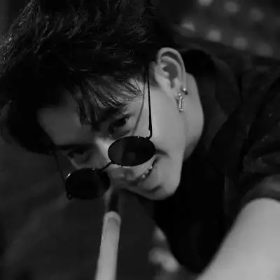 男生戴墨镜的帅气头像