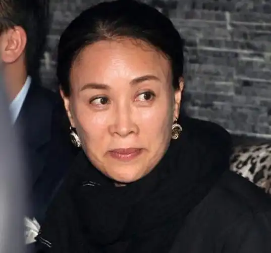 每个年龄段都有其独特的韵味,那英的从容松弛,恰恰透露出一种别样的