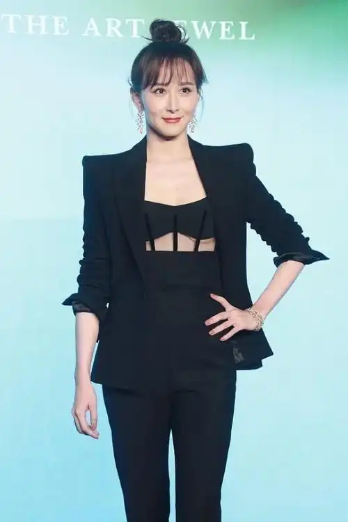 胡静胜在气质出众穿粉色薄纱复古套装看着清纯还不土气