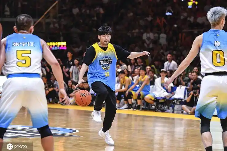 组图:周杰伦的篮球情结 曾与偶像科比对决