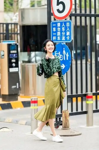 唐艺昕甜美时尚街拍图片