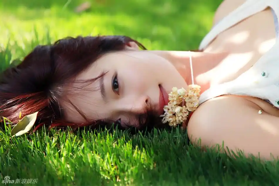 画中的江一燕身袭简单大方的白衣长裙,化身美丽典雅的女神.