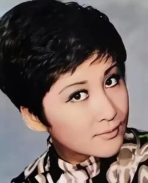 李小龙死在她床上,向华强娶她为妻,这个叫丁佩的女人有多狠?