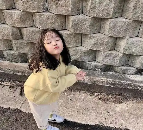 全网最火的表情包小孩权律二长大了这颜值持续开挂啊