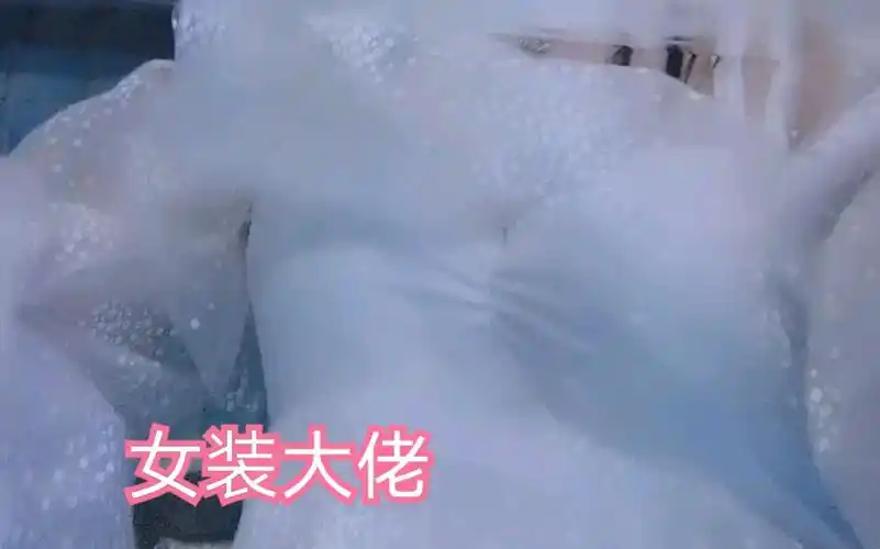 真正的女装大佬已经换上泳装去游泳了