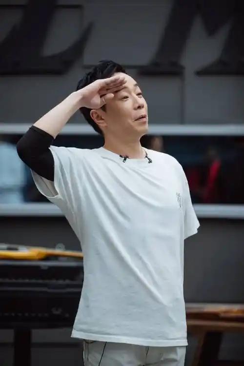 《披荆斩棘的哥哥》黄贯中"敬礼"可爱满分 林志炫扎"啾啾"造型亮眼