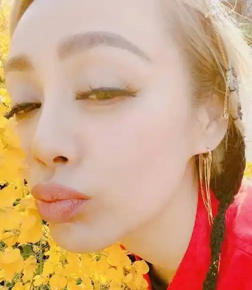 原创宁静不受身份影响去郊游油菜花里绽放魅力少女姿态容貌迷人