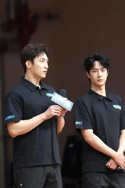 黄景瑜和警校学生掰手腕##黄景瑜王一博路演同框