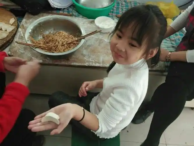 2019年2月4日(除夕)冀州二小二年级三班小朋友快乐包饺子.