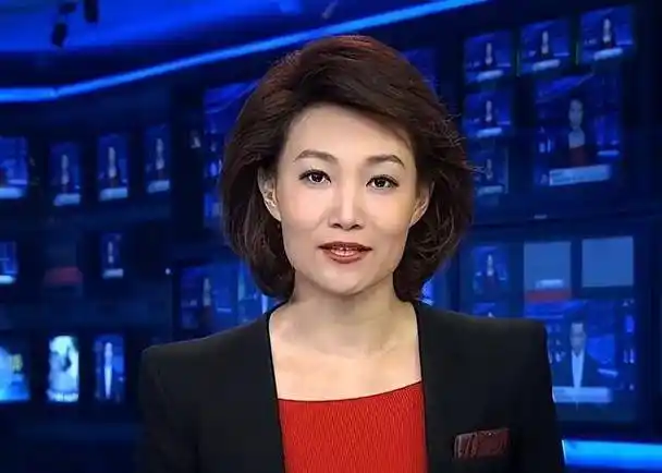 新闻联播主持人为何从不低头念稿难道全部背会了吗其实并不是