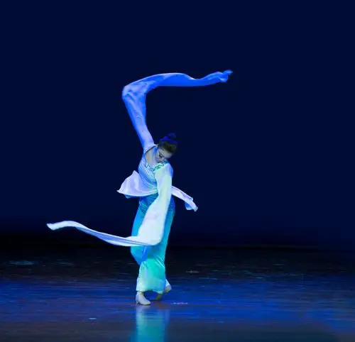 中国古典舞女子独舞《长绸扇舞》